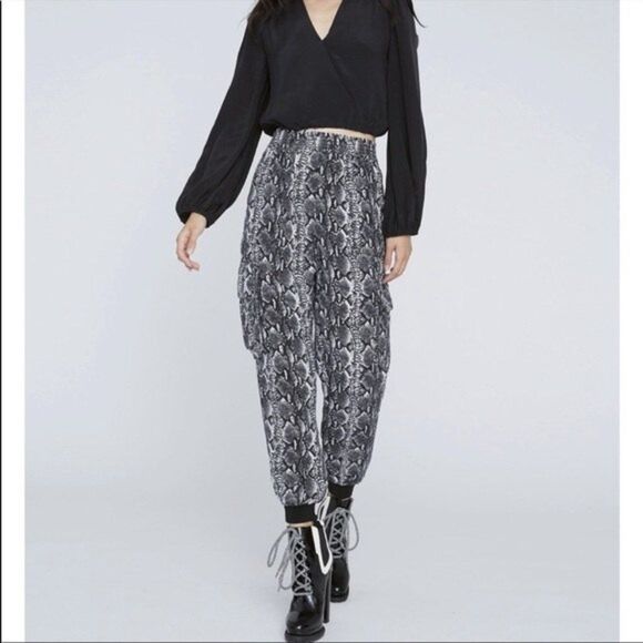 Alice + Olivia Jadon Snake Printed Cargo Pants Size 25 - Picture 1 of 12